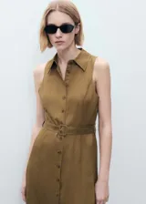 Vestido midi de diseño evasé en mezcla de lino y viscosa, color marrón. Presenta cuello camisero, cierre frontal con botones y cinturón ajustable con hebilla a juego.
