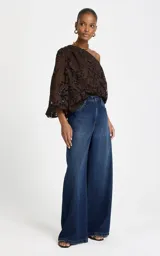 Jean wide leg de tiro alto en color azul oscuro, con bolsillos funcionales delanteros y traseros, presillas para cinturón y cierre frontal con cremallera y botón.