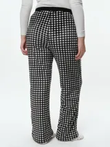 Pantalón de dormir de corte recto confeccionado en tela fleece con estampado animal print. Presenta una cintura elástica de algodón en color gris y una textura suave y abrigada.