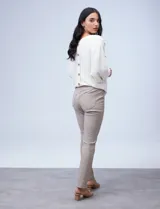 Pantalón de gabardina elastizada color beige, marca Sioni, de corte recto. Tiene pretina con pasadores, botón y cierre. Delantera con bolsillos simulados y trasera con bolsillos aplicados.