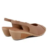 Sandalia de cuero negra con puntera abierta y talón cubierto. Cuenta con una tira trasera con hebilla y una plataforma de goma color beige con tecnología Care Juanetes.