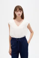 Blusa de viscosa color azul marino, sin mangas, con escote en V y corte al cuerpo.