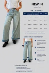 Pantalón jeans tipo palazzo de corte amplio y tiro medio-alto, con lavado celeste vintage y dobladillo vuelto con detalle de rayas en la terminación. Cuenta con bolsillos delanteros y traseros.