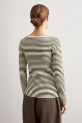 Remera de manga larga con diseño de rayas horizontales en color verde y crudo, con escote bote y ajuste clásico al cuerpo.