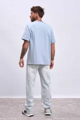 Jeans de hombre, corte recto y holgado, con lavado celeste muy claro y efecto desgastado.