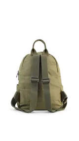 Mochila capitoneada color verde oscuro de nylon, con apertura superior con cierre y tiradores metálicos, bolsillos internos, bolsillo con cierre metálico al frente, correa corta de mano y correas de galón regulables para colgar en la espalda.