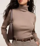 Suéter de punto color borgoña, con cuello alto estructurado y mangas largas.