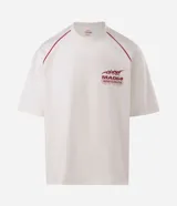 Remera oversized de color blanco marfil con detalles en rojo, cuello redondo, mangas cortas y grandes estampas tipográficas y gráficas en la espalda.