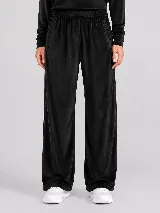 Pantalón de corte recto confeccionado en tejido plush aterciopelado de color negro. Presenta cintura elástica, bolsillos laterales y un bolsillo trasero, con una caída fluida y cómoda.
