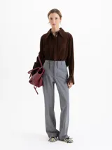 Pantalon de corte recto confeccionado en twill, con bolsillos diagonales en el frente y bolsillos ojal en la parte trasera. Presenta un detalle de pasador metálico en una de las presillas de la cintura.