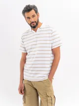 Remera de manga corta con diseño a rayas horizontales en color blanco y beige, cuello polo con escote en V y calce relajado.