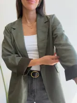 Blazer de línea italiana con textura efecto ante, de corte clásico y estructura suave. Presenta solapas frontales, bolsillos decorativos y cierre frontal con un botón.