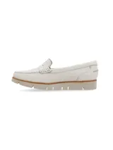 Mocasín Wan color blanco confeccionado en cuero, con suela de EVA ultraliviana y diseño de estilo clásico.