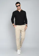 Sweater color ladrillo de tejido de punto, con cuello alto y cierre metálico a la mitad del pecho.