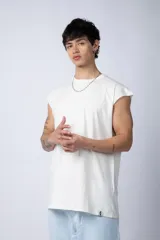 Musculosa negra de algodón, con corte relajado y mangas cortadas al estilo de una sudadera sin mangas.