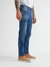 Pantalón de jean azul de corte recto.