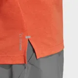 Remera deportiva Adidas de running con tecnología Climacool para mayor transpirabilidad. Presenta cuello redondo, mangas cortas con detalle de las tres bandas y logo reflectante en el pecho.