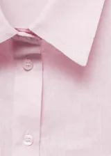 Camisa de corte recto confeccionada en una mezcla de lino y algodón, color rosado. Presenta cuello camisero, cierre frontal de botones, bolsillo de parche en el pecho y mangas largas con puños abotonados.