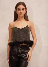 Top de tirantes finos con superficie cubierta de brillos y detalle de plumas negras en el ruedo.