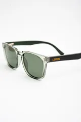 Lentes de sol polarizados con armazón transparente y patillas de madera, con cristales oscuros.