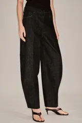 Jeans de tiro alto en denim azul oscuro, de corte tapered y diseño bombacho con pinzas frontales. Cuenta con bolsillos clásicos y costuras en tono tabaco.