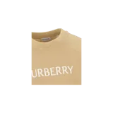 Remera Burberry de manga corta y cuello redondo, color beige, con el nombre de la marca estampado en el pecho en letras blancas.