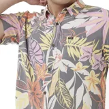 Camisa manga corta con estampado floral multicolor, cuello clásico y bolsillo en el pecho.