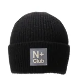 Gorro tipo beanie de tejido acanalado en color negro con sutiles destellos multicolor. Presenta un parche frontal de silicona gris con el logo N+ Club en relieve.
