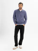 Pantalon de gabardina color azul marino, de corte regular y tiro medio. Cuenta con cinco bolsillos clásicos, cierre de botón y cremallera, y terminación recta.