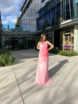 Vestido largo de fiesta color rosa con diseño degradado en blanco.