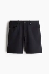Short de sarga de algodón suave color negro, con cinco bolsillos, cierre de botón y corte regular fit.