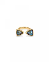 Anillo abierto dorado con dos cristales triangulares multicolor en los extremos.