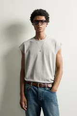 Musculosa de hombre con corte relaxed fit, cuello redondo y sisas amplias. Confeccionada en tejido de algodón con efecto lavado en tono rojo.