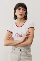 Remera corta gris melange con ribetes amarillos en el cuello y las mangas, y un estampado gráfico abstracto en el pecho.