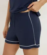Conjunto de pijama compuesto por una remera de manga corta y un short, ambos confeccionados en viscolycra azul marino con detalles de ribetes en color blanco en cuello, mangas y ruedo del short. El short cuenta con cintura elástica.