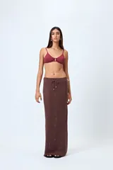 Top de bikini azul con textura fruncida y detalle de aro al frente. Posee breteles finos regulables y un calce cómodo que realza el busto con un toque moderno.