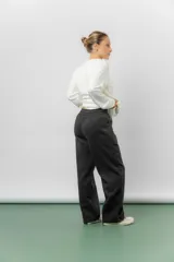 Pantalón deportivo de corte wide leg con caída relajada. Presenta cintura elastizada con cordón ajustable, bolsillos laterales y un interior frizado para mayor abrigo.