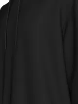 Buzo negro de poliéster con capucha y cordones ajustables, puños y dobladillo con punto canalé, corte relaxed y cintas decorativas con el logo de Calvin Klein repetido en las mangas.