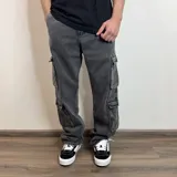 Jean cargo de corte baggy en color azul lavado, con múltiples bolsillos laterales tipo cargo y cierre frontal.