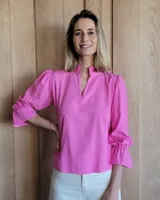 Blusa de algodón con cuello mao y volados, mangas largas con puños elásticos y corte holgado.