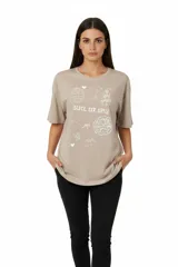 Remera de algodón color beige con cuello redondo y mangas cortas. Presenta un estampado frontal en color blanco con motivos festivos y la frase 'Slice, Sip, Spill'.