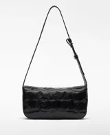 Bolso de hombro tipo baguette de piel bovina negra con grabado de cocodrilo. Presenta un compartimento principal con cierre magnético bajo solapa y un bolsillo interior con cierre de cremallera. Incluye un asa corta regulable.