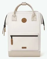 Mochila Cabaia modelo Adventurer Alger, de diseño estructurado en color blanco con detalles en tono dorado metalizado en la base y las asas superiores. Cuenta con un bolsillo frontal con cierre, parche circular con logo de la marca y tiradores de cuero sintético.