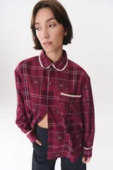 Camisa de corte holgado en color bordó con estampado de cuadros y monograma. Presenta cuello redondo con borde de puntilla, bolsillo frontal con detalle de puntilla, cierre frontal con botones y puños con terminación en puntilla.