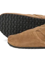 Zueco de gamuza color cognac, con puntera redonda, tira ajustable con hebilla, suela de corcho y base de goma.