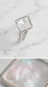 Anillo de plata 925 con gran cristal cuadrado facetado y circonias engastadas en los hombros.