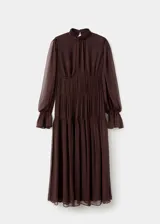 Vestido midi de gasa color marrón, con cuello alto, manga larga abullonada, panel fruncido en la cintura y falda plisada con forro interior.