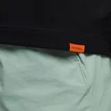 Remera de manga corta negra con bolsillo en el pecho, confeccionada en tejido de punto de algodón y poliéster.
