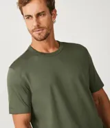 Remera marrón de algodón pima, corte comfort, cuello redondo y manga corta.