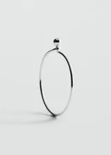 Pulsera rígida de acero plateado con diseño minimalista y detalle de esfera en el extremo.